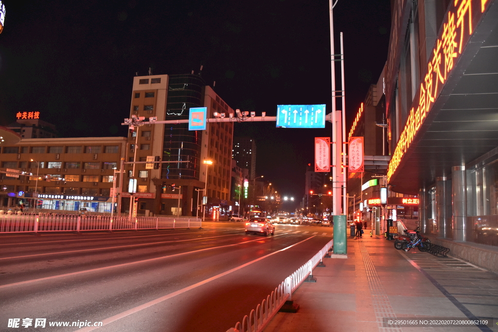 老城区马路街景夜景