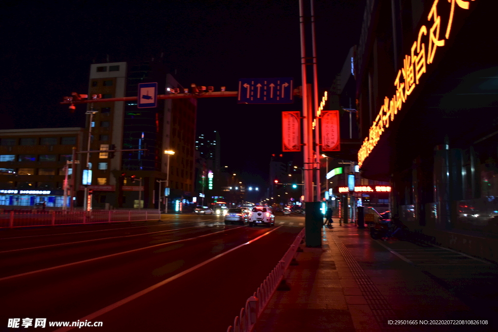 老城区马路街景夜景