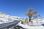 冬季高原山路雪景自然风光