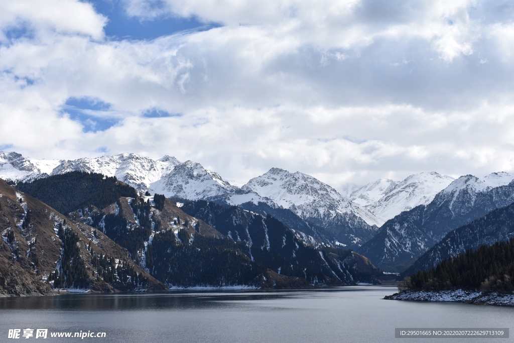 高原雪山湖泊