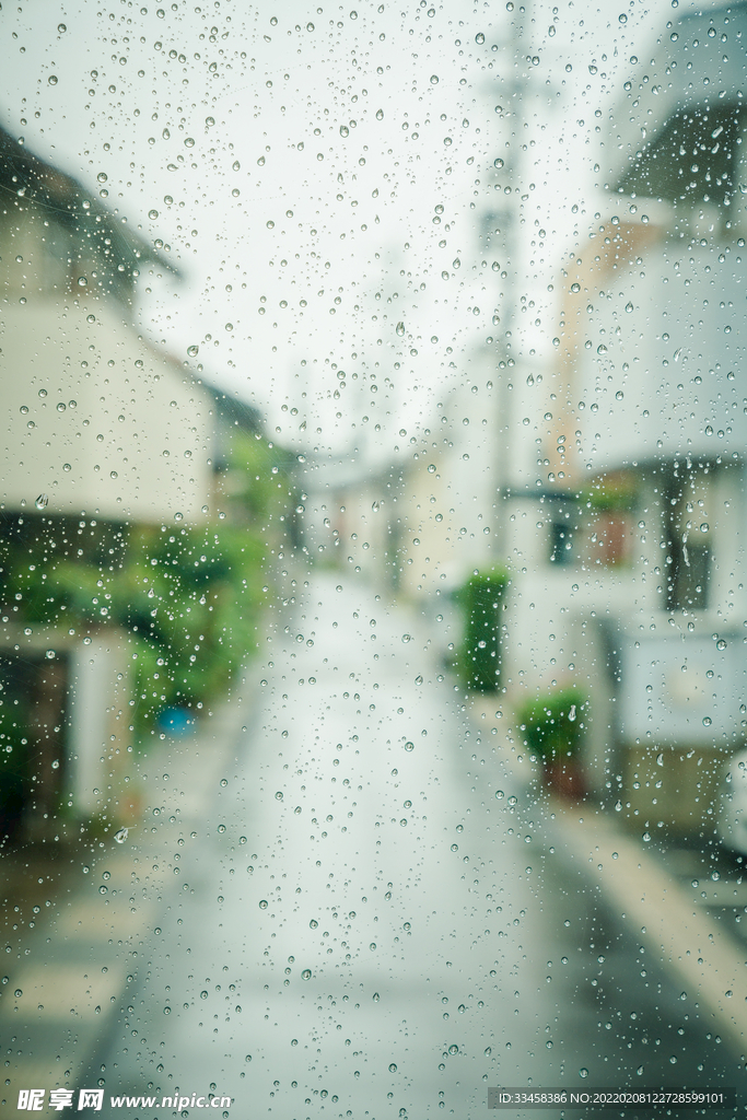 透过窗户看的雨中街道