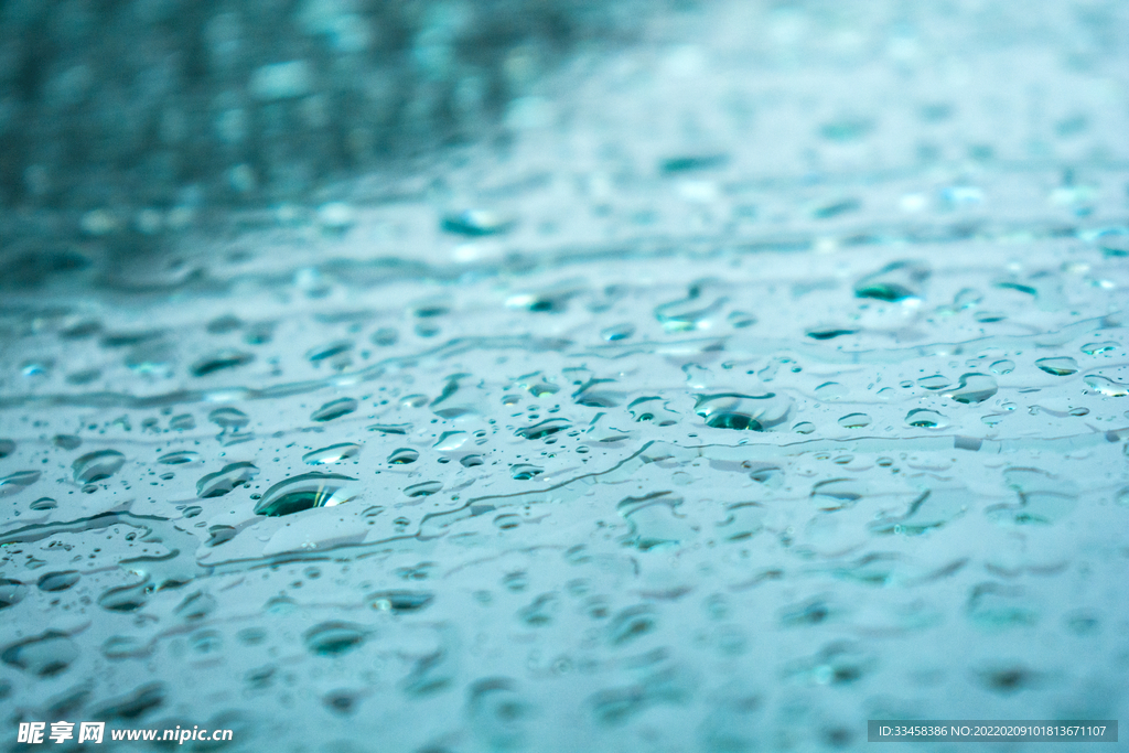 汽车玻璃上的雨水
