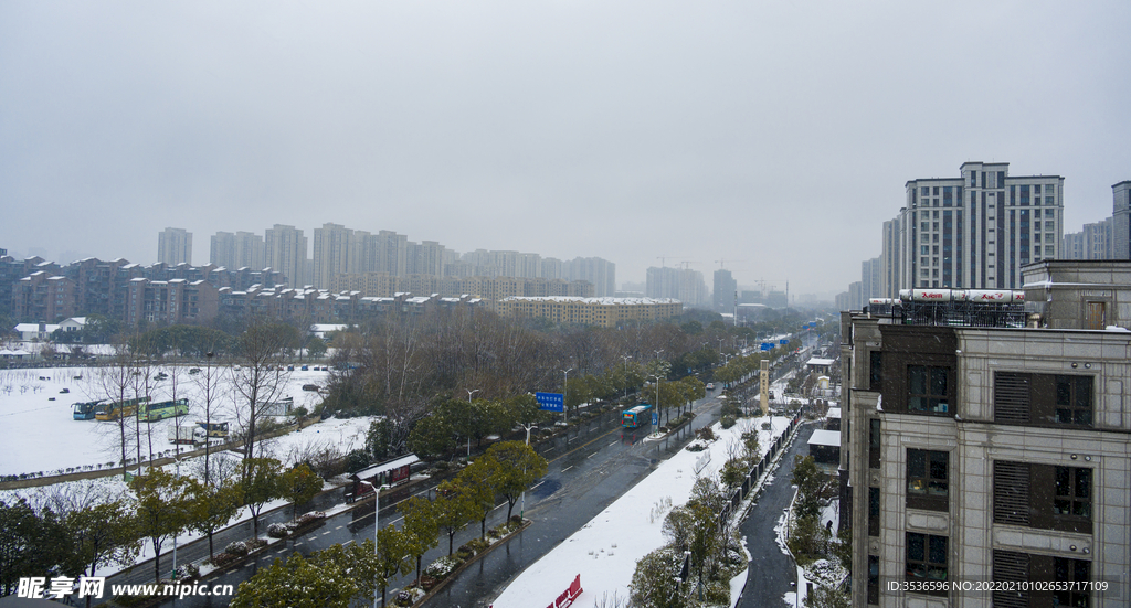 雪中城市景观 