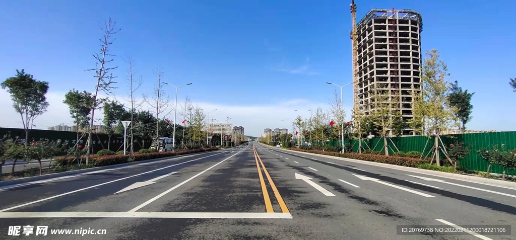 阳光明媚的道路