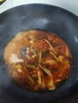 铁锅煮鱼