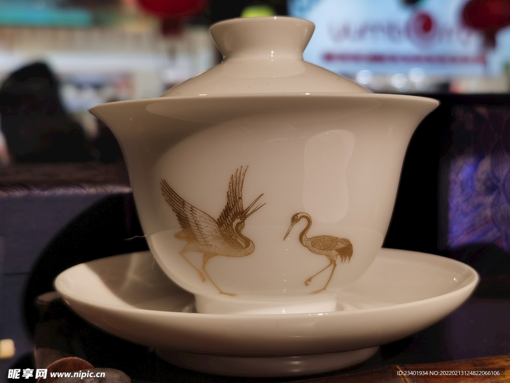 白色瓷器茶具仙鹤花纹