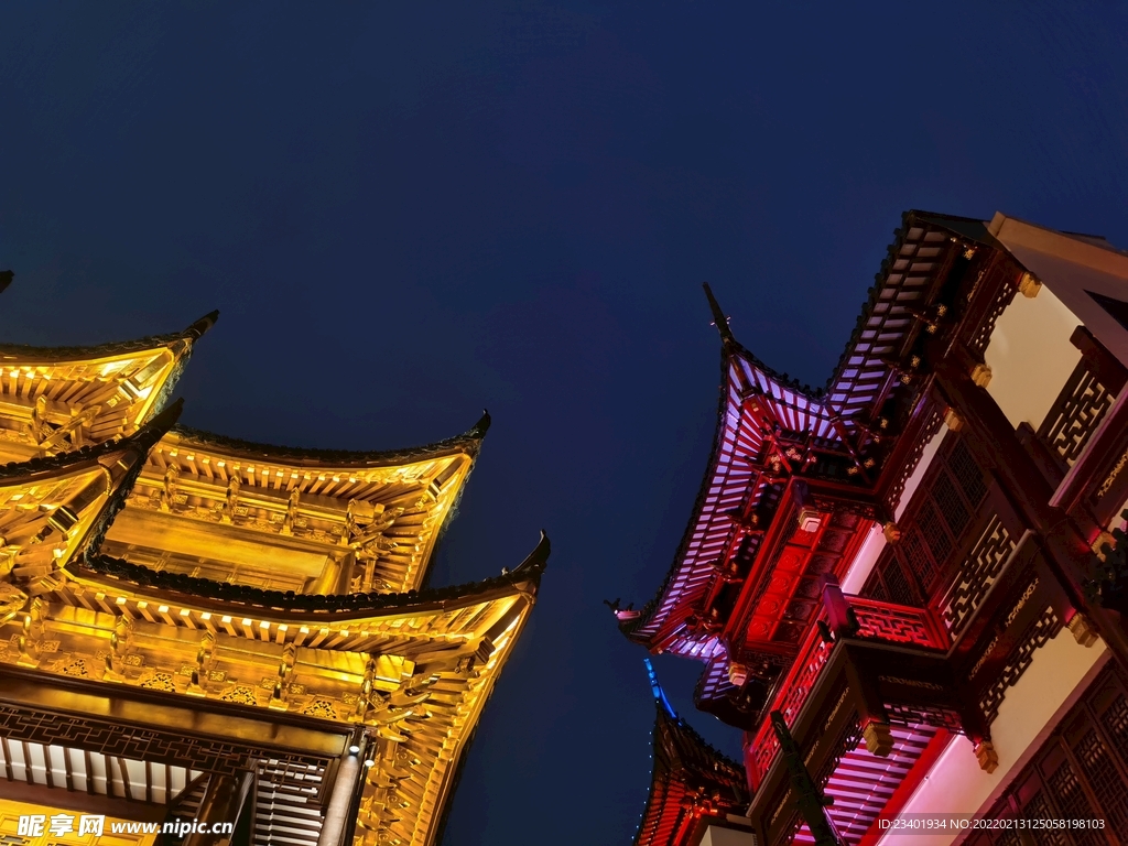 上海豫园中式复古建筑屋檐夜景