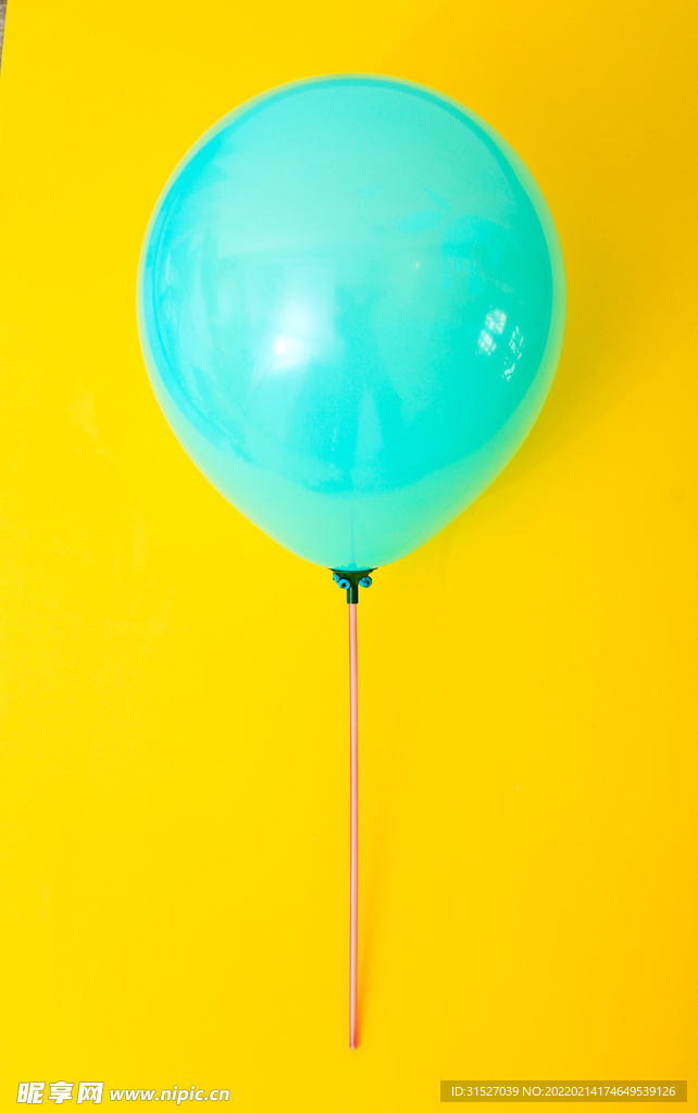 黄底板上的蓝气球摄影
