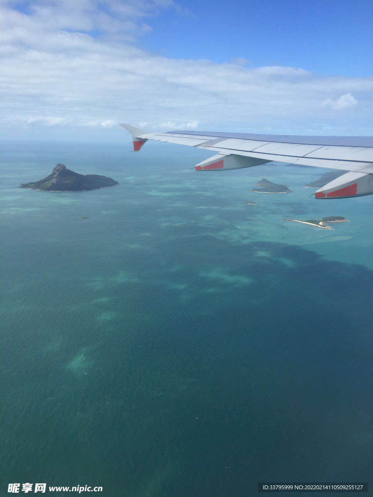 飞机上鸟瞰海洋小岛