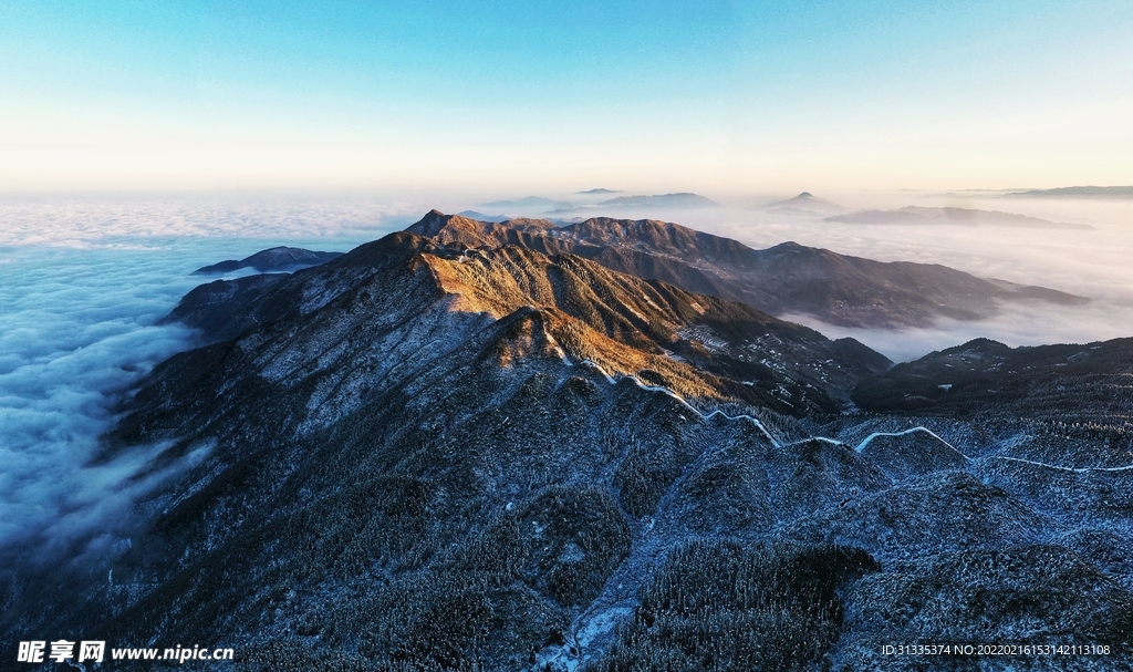 雪山云海