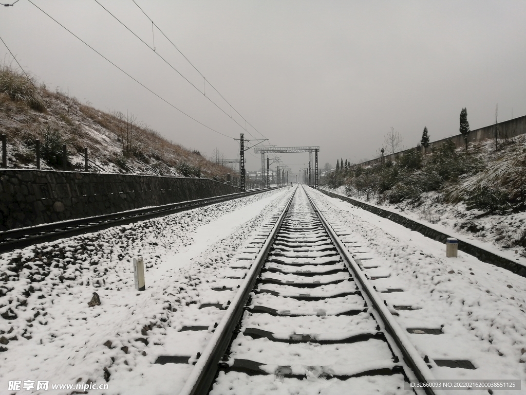 冬天下雪铁路直线