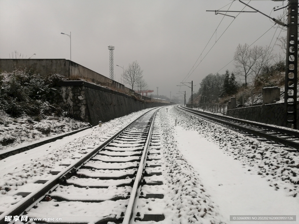 冬天下雪铁路双曲线