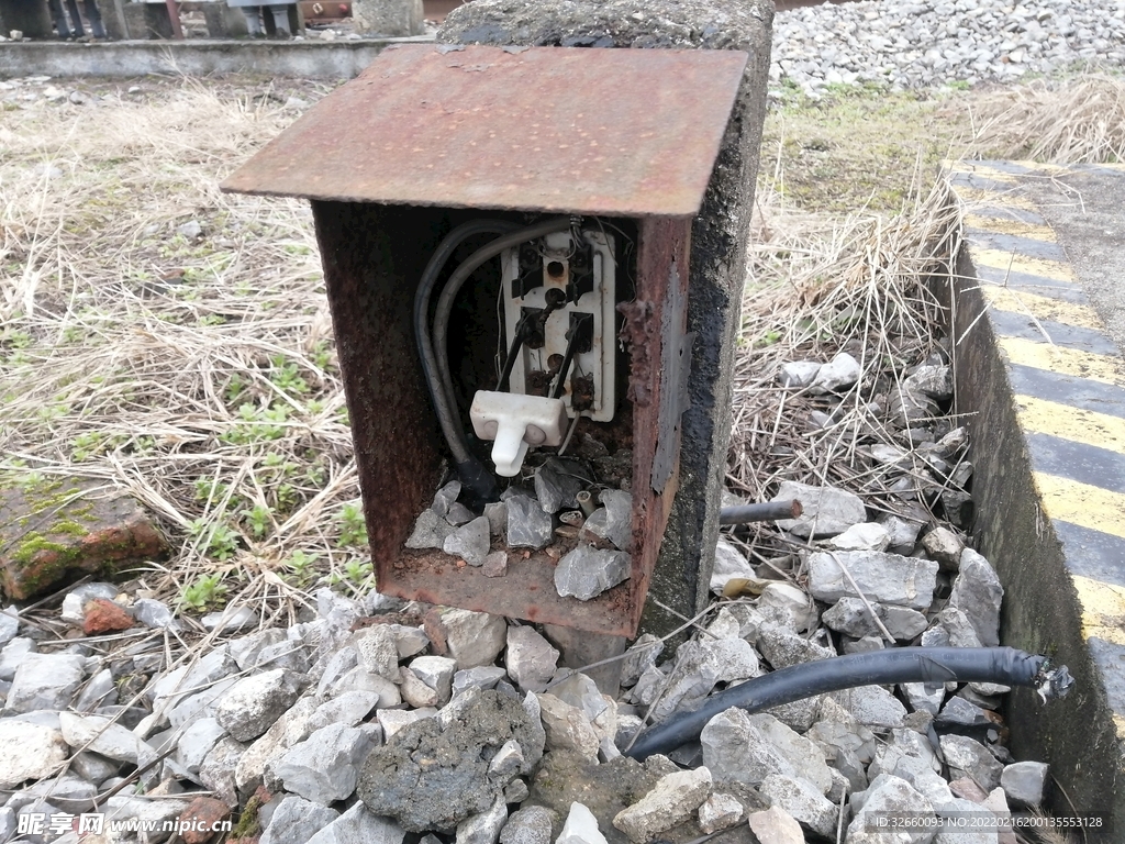 铁路设备设施老旧的电闸开关