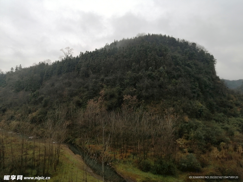  秋冬季节烟雾缭绕的青龙山