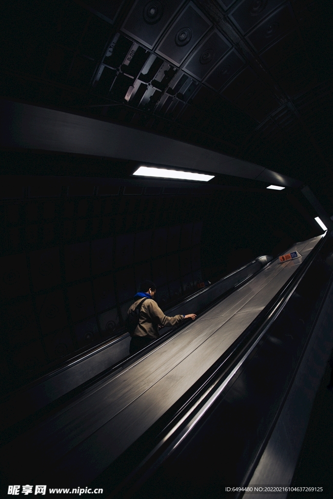 地铁室内自动扶梯黑色通勤地下