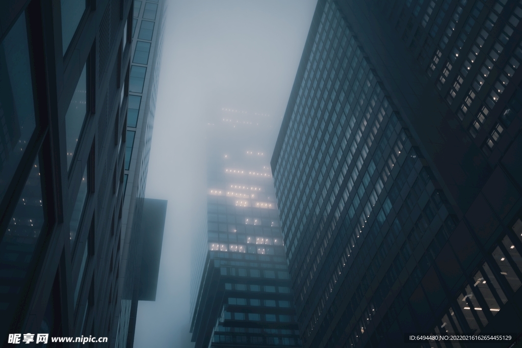 办公楼建筑雾气雾天高层
