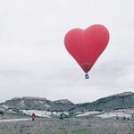 爱心红色热气球人山脉天空