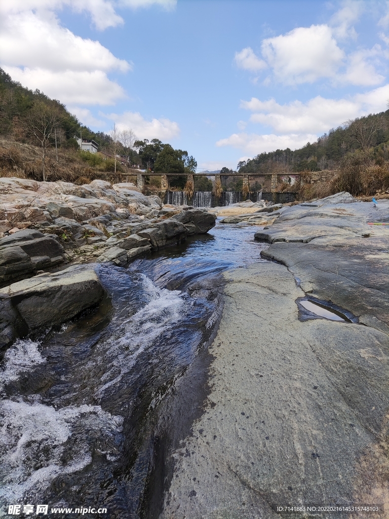 河流