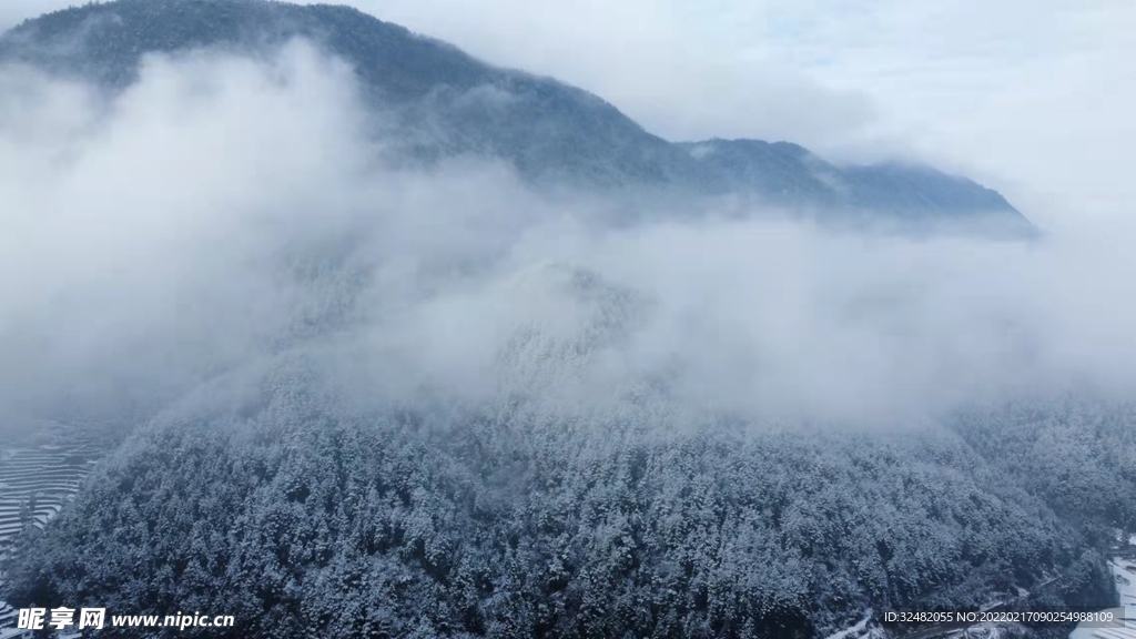 雪中高山