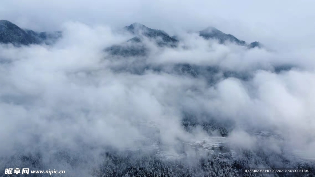 雪中山巅