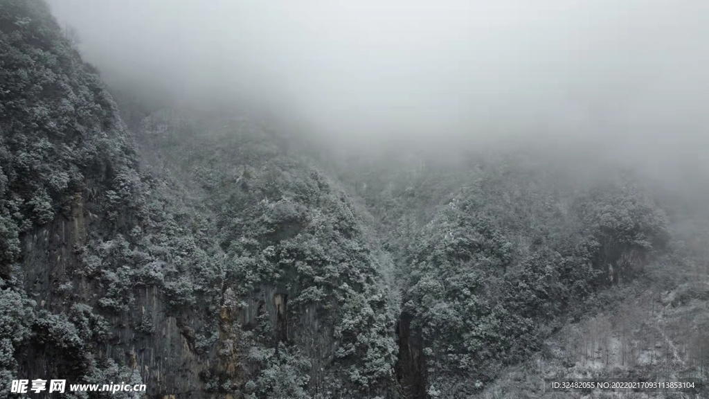 峭壁雪景