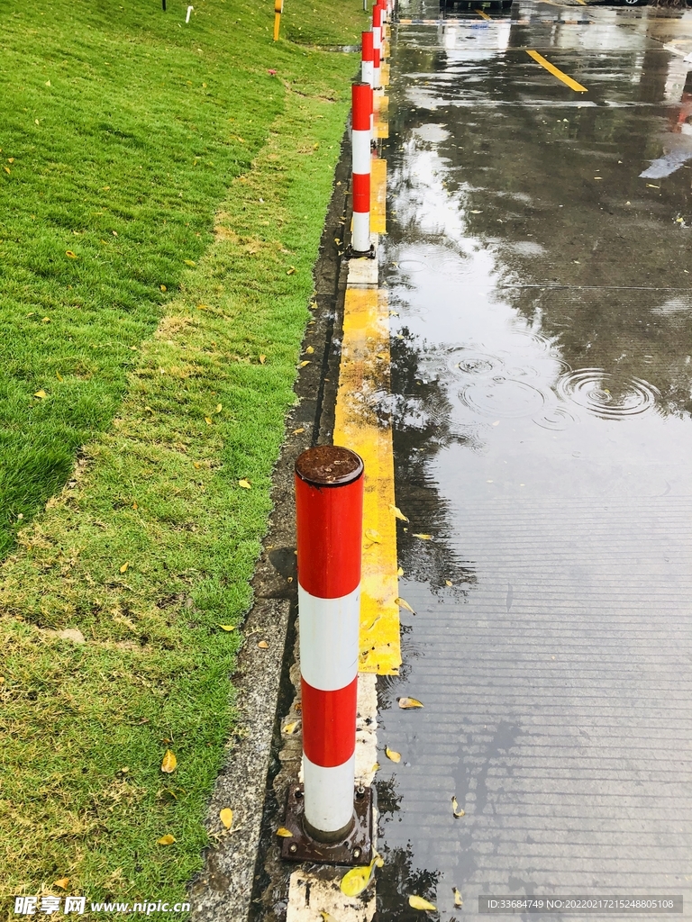 下雨的路上