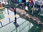 雨天下排队做检测