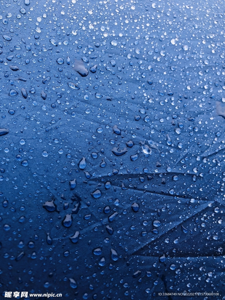 雨伞上的水珠 下雨