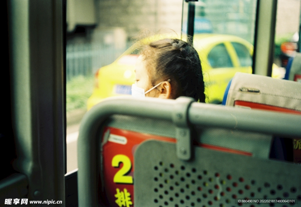 公交车上的小女孩胶片摄影