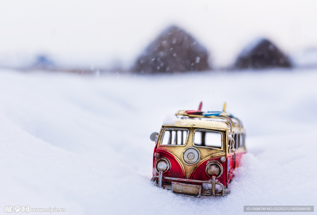 雪地上的模型汽车