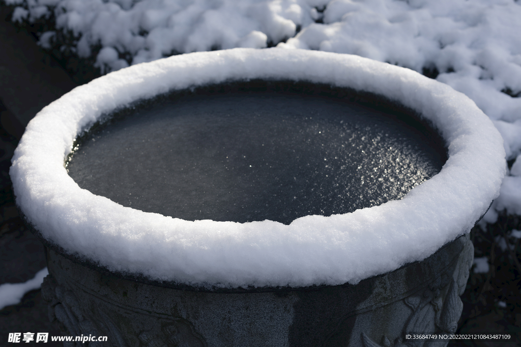 寒冬里的雪景 冬天的水缸