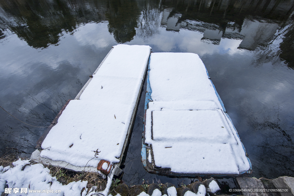 冬天湖面的船上的白雪