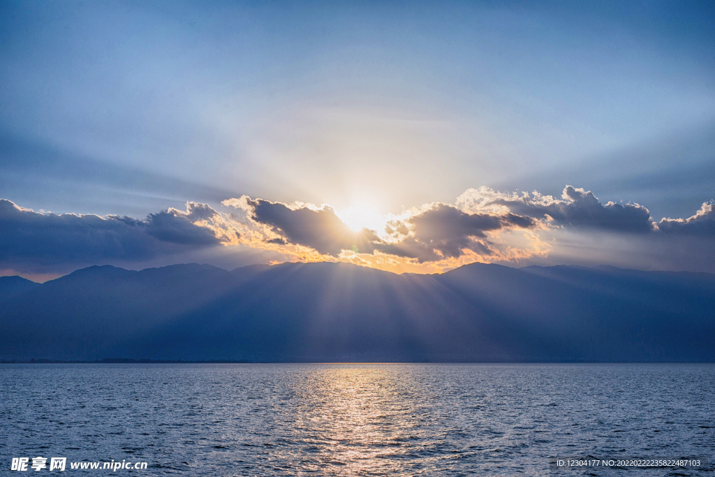 海上日出