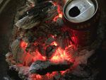 烧柴 木炭 烤火 旁放一罐水 