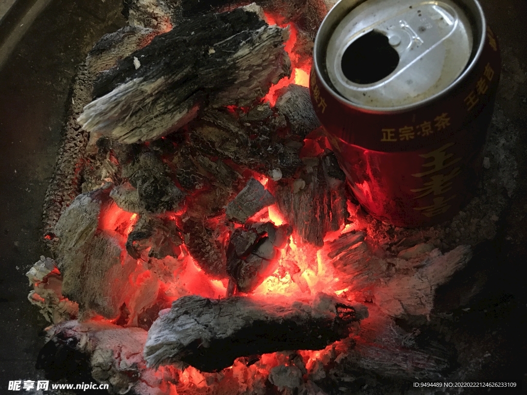 烧柴 木炭 烤火 旁放一罐水 