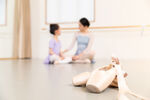 芭蕾舞老师与小女孩谈话