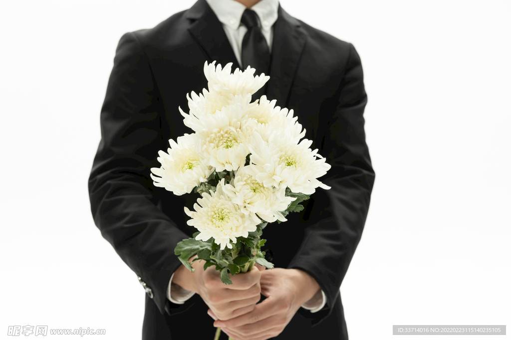 商务男性拿着白色菊花