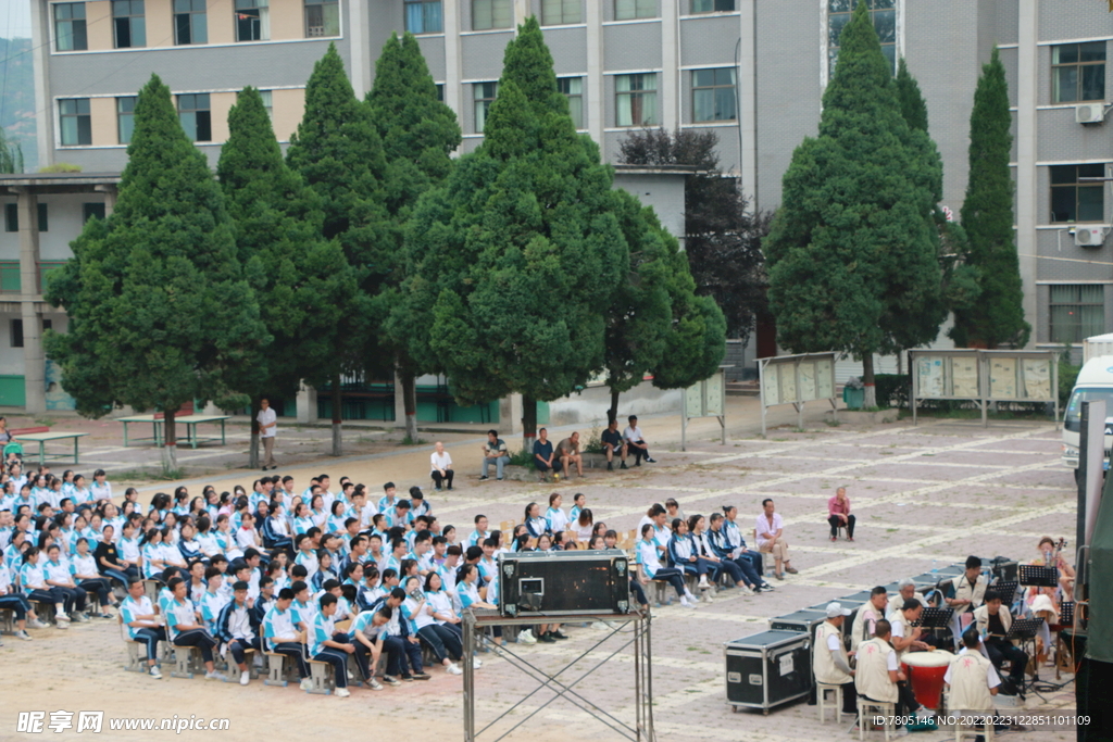 中学生听报告