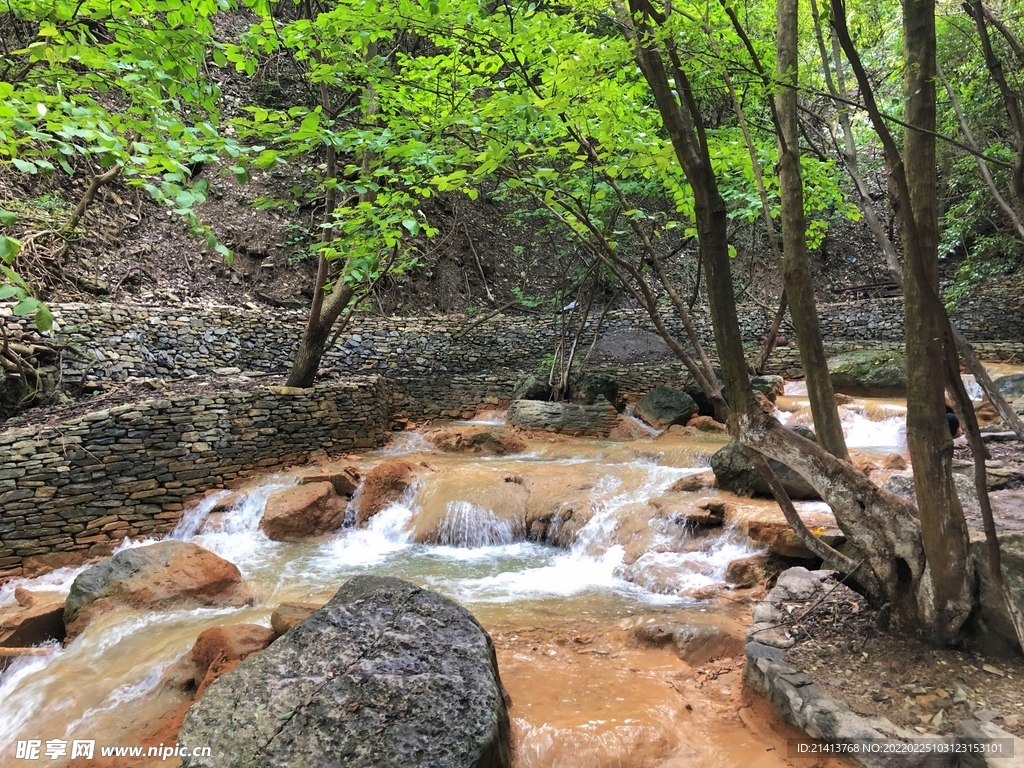 峡谷溪流瀑布