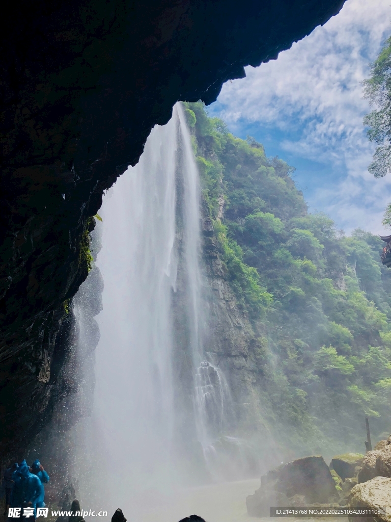 峡谷溪流瀑布