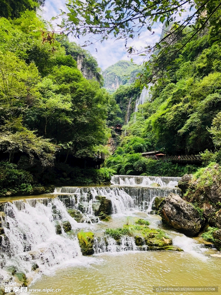 峡谷溪流瀑布 