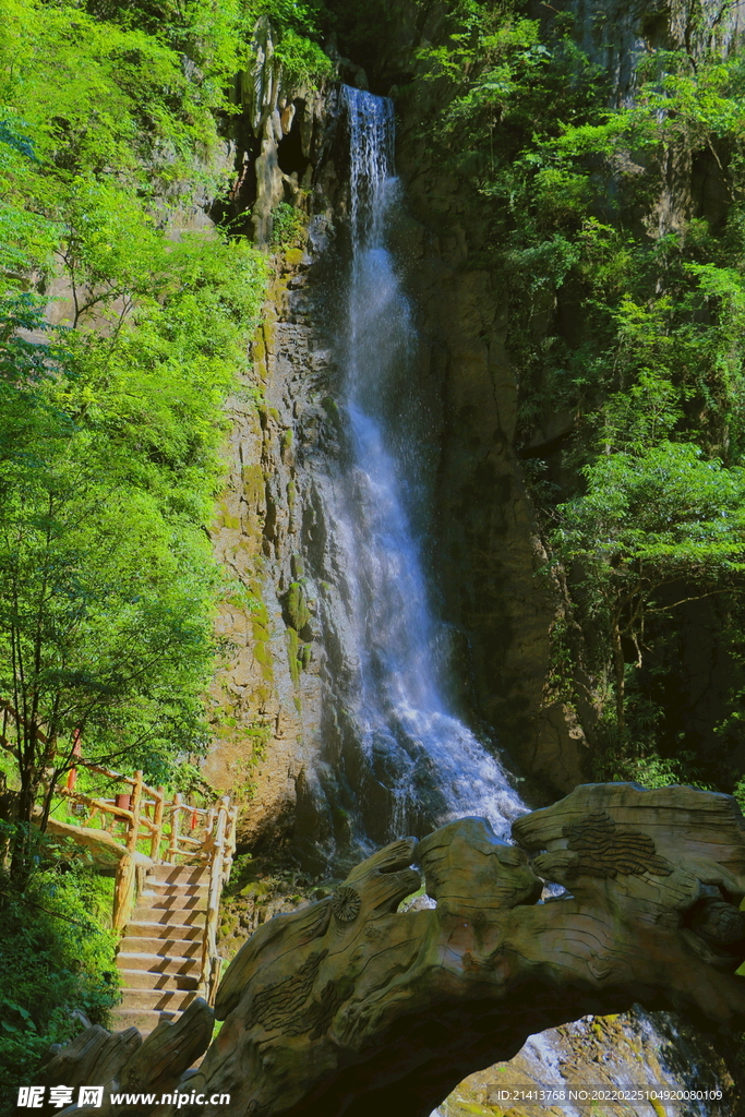 峡谷溪流瀑布 