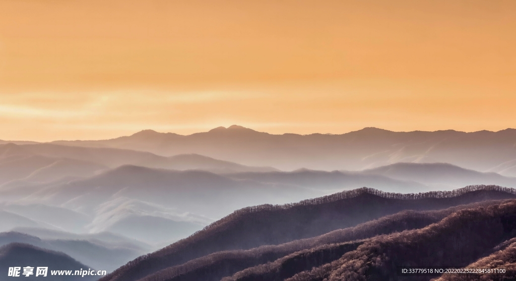 早晨日出山云太阳升起背景