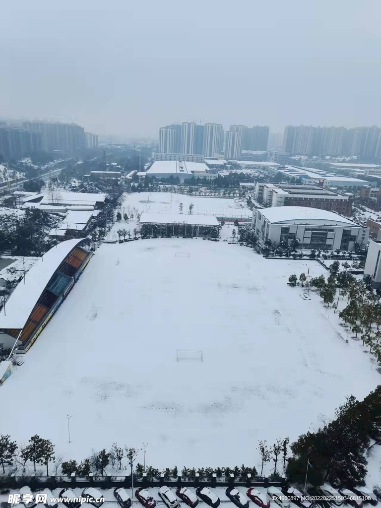 足球场雪景鸟瞰图