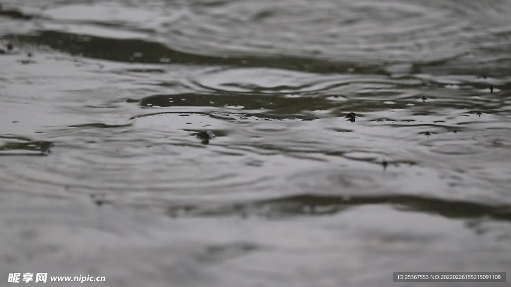 雨天路面