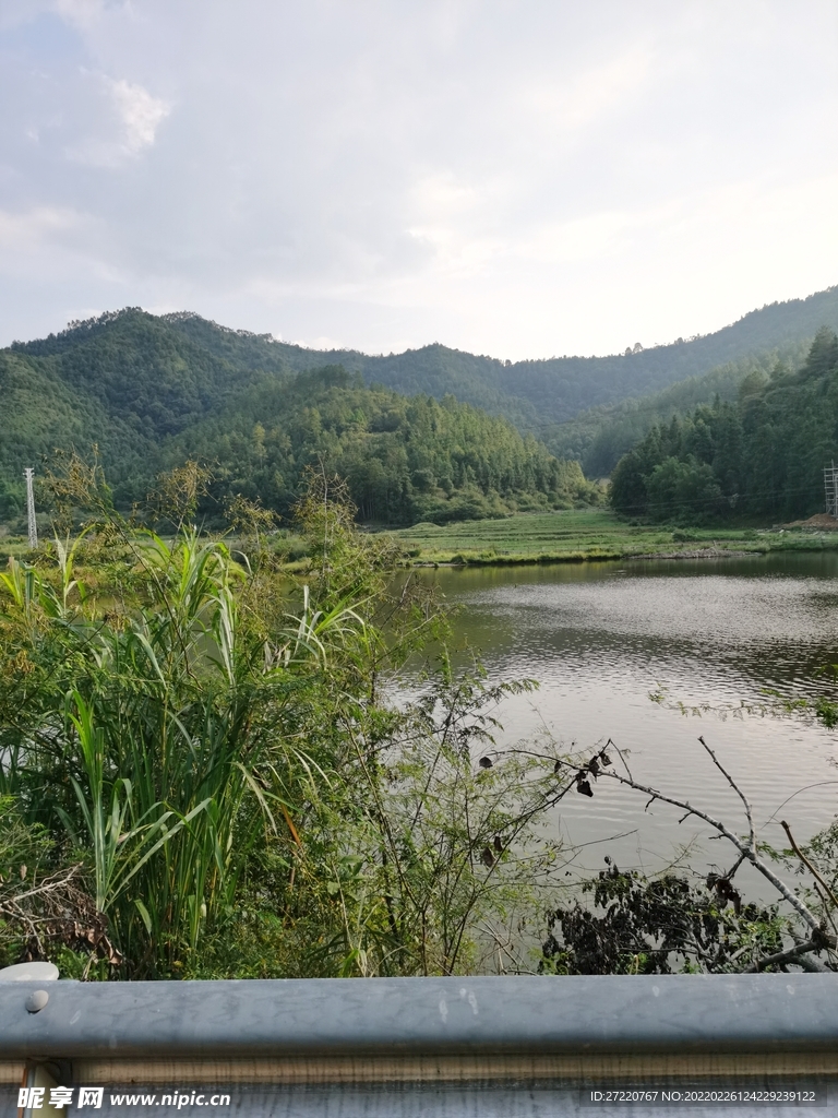 山地树林 蓝天 河流