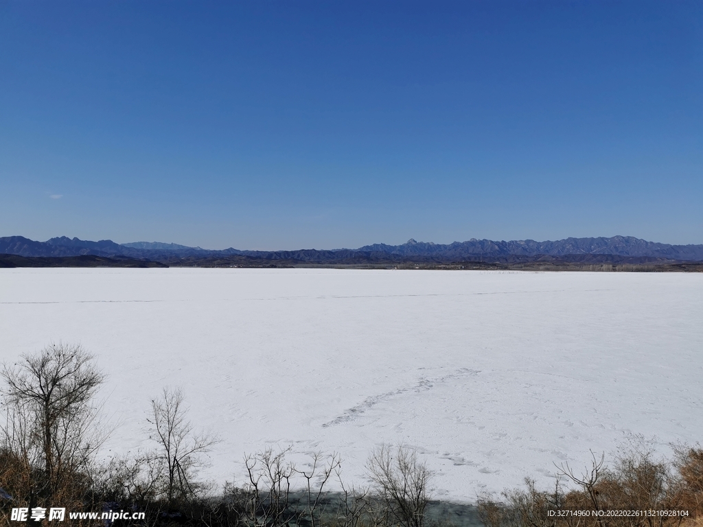 白雪 湖泊 青山 蓝天