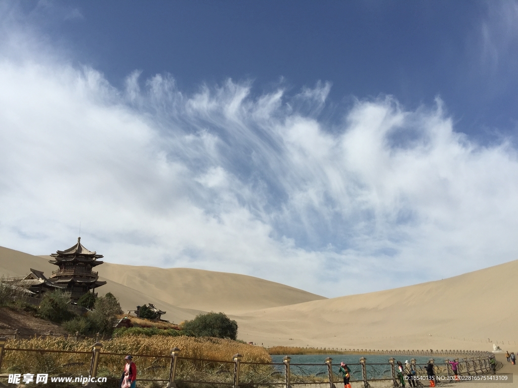 敦煌鸣沙山月牙泉