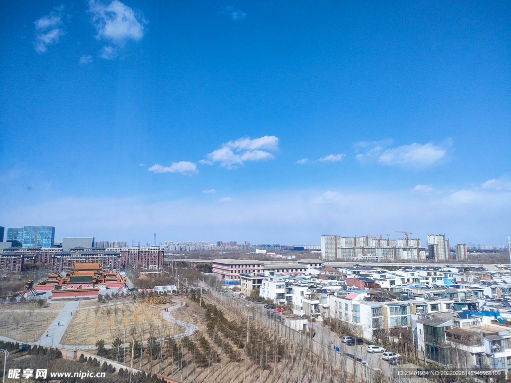 晴朗天气蓝天白云城市和德寿寺