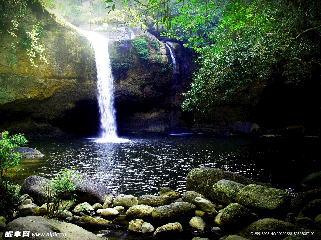 小河流水